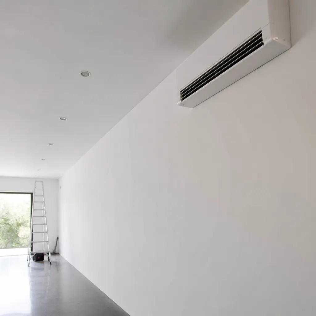 Unidad de suelo-techo instalada en la parte alta de una sala